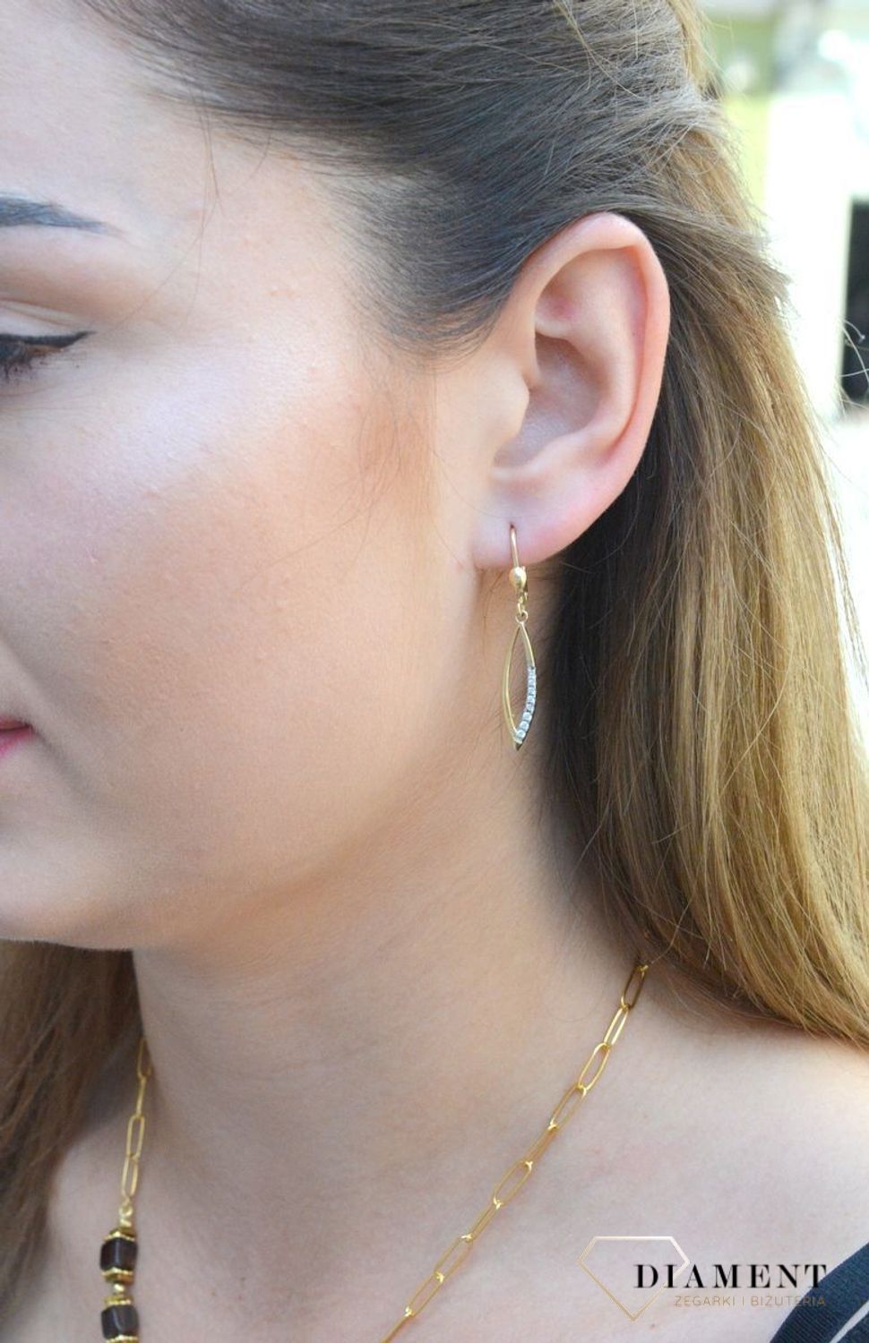 Złote kolczyki wiszące łezki próby 333 KL 5766 333. Na prezent. Klasyczne kolczyki. Eleganckie, złote kolczyki w ponadczasowym kształcie to piękny dodatek pasujący do wielu stylizacji..jpg